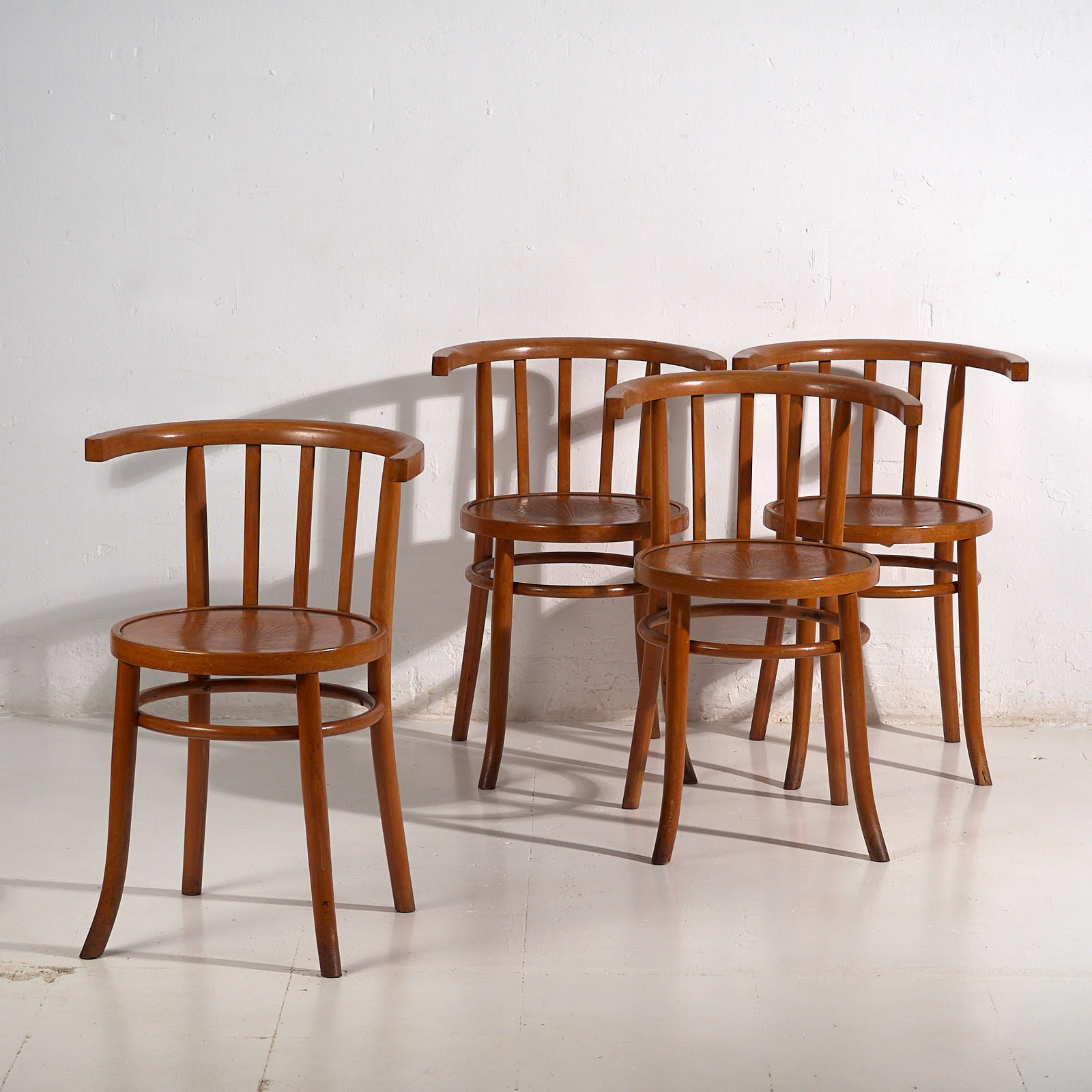 Sillas antiguas de madera curvada con asiento grabado (c.1920). Conjunto de 4 piezas #1