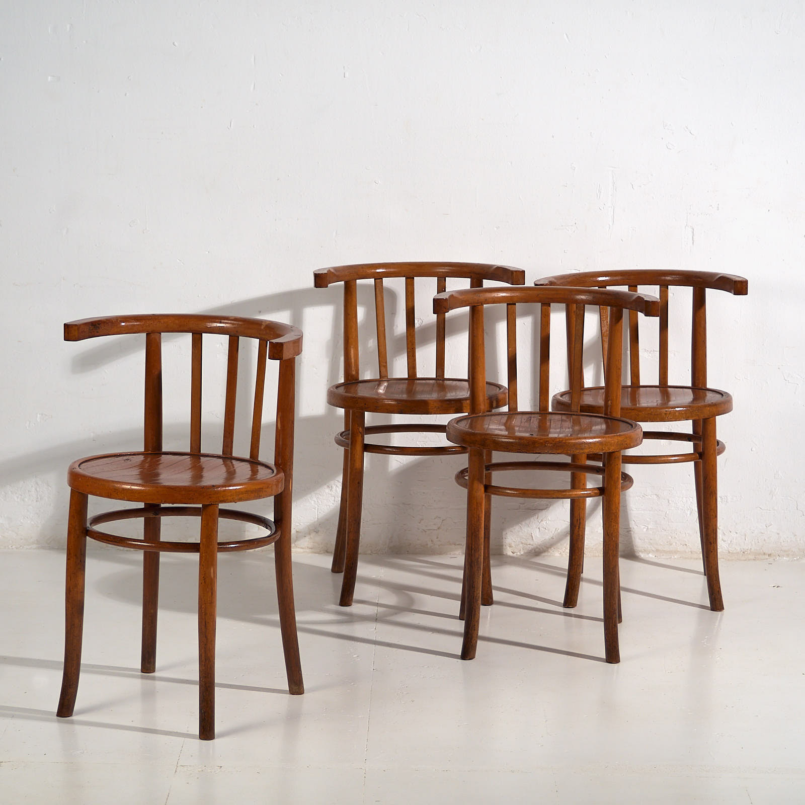 Sillas antiguas con apoyabrazos de madera curvada (c.1920). Conjunto de 4 piezas #2