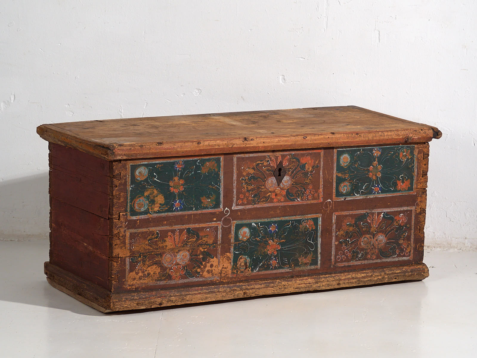 Antique storage trunk with floral decoration (Year 1895) #102