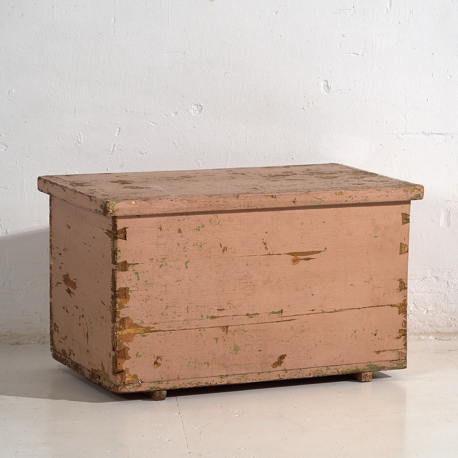 Cofre antiguo de madera maciza con pátina de color rosa (c.1920) #1