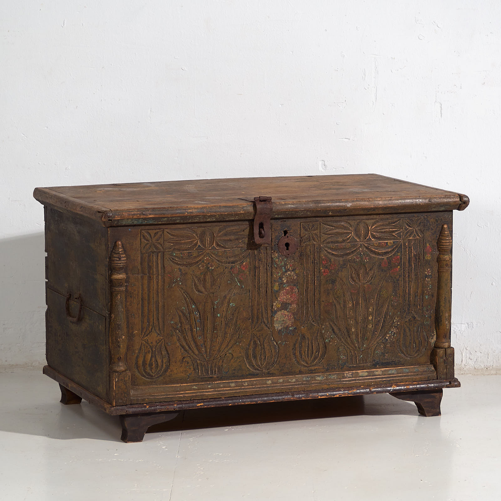 Arcón antiguo tallado con motivos florales (c.1920) #9