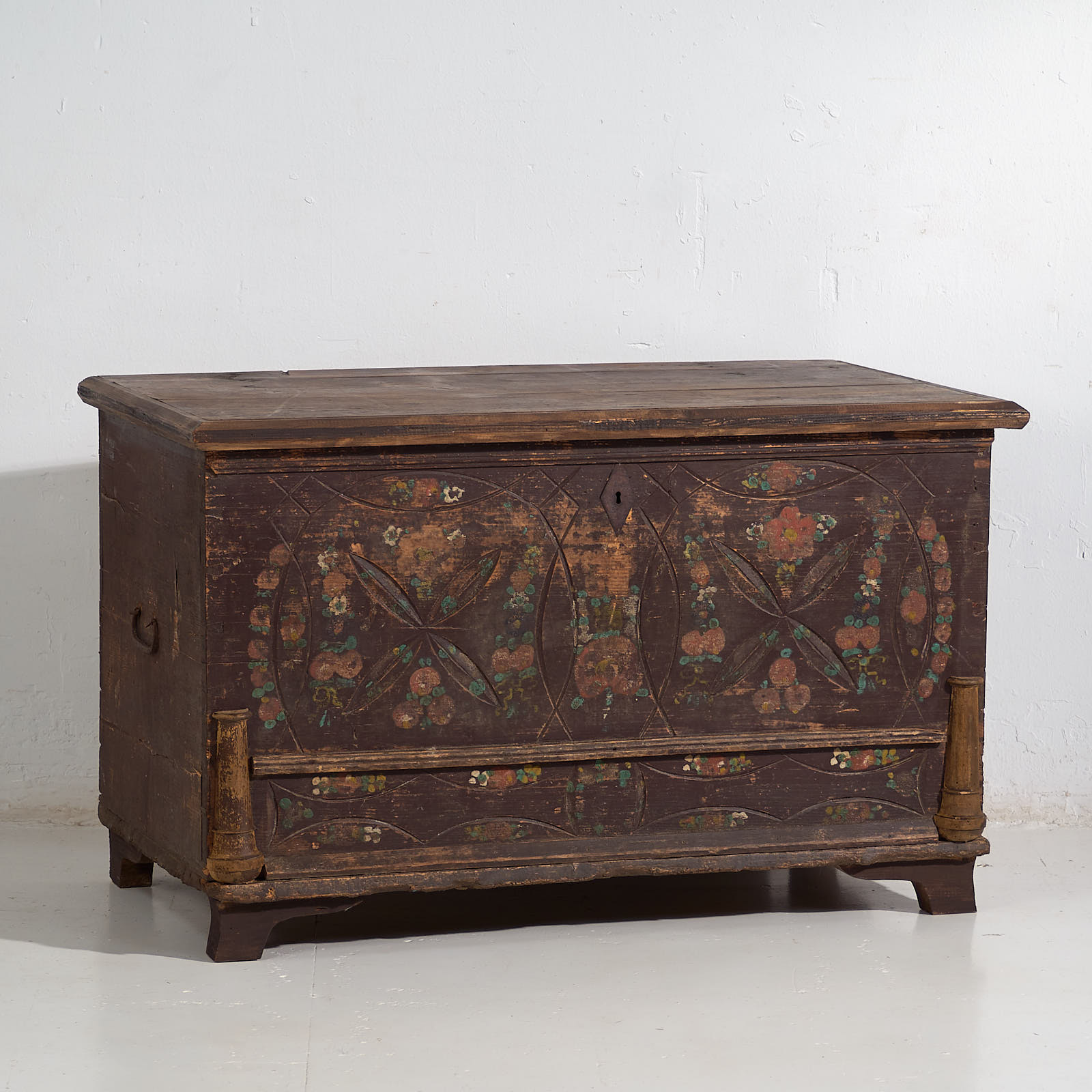 Cofre nupcial antiguo con decoración vegetal en relieve (c.1920) #10