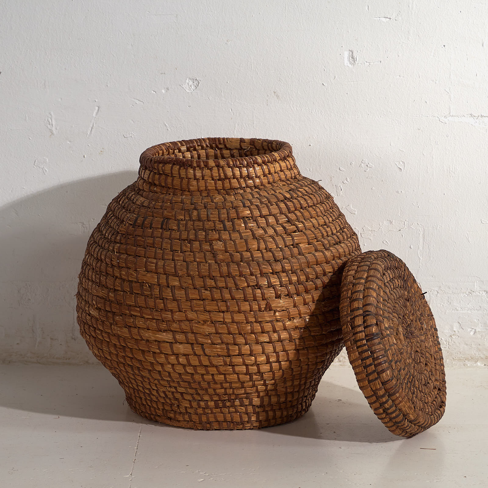 Antique wicker basket with lid (c.1920) #43