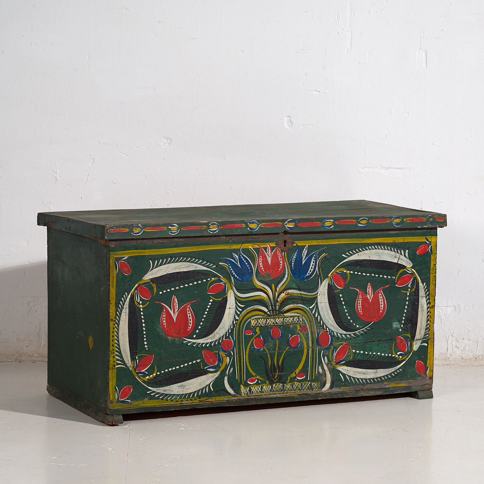 Baúl verde antiguo de estilo arte popular (c.1920) #92